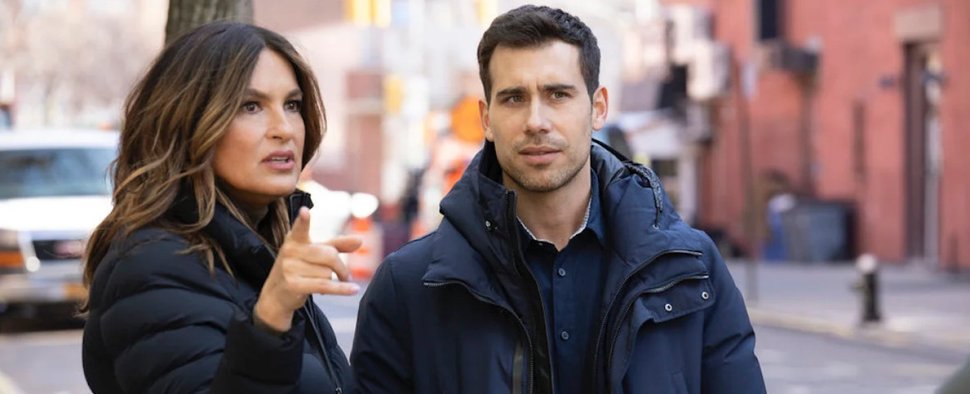 „Law & Order: SVU“-Star Mariska Hargitay (l.) mit Octavio Pisano (r.) – Bild: NBC