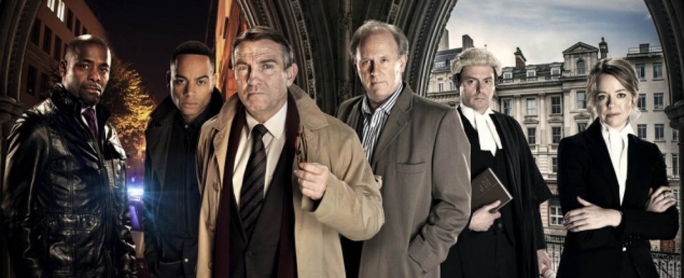 Bradley Walsh (3. v. l.) und Kollegen in „Law & Order: UK“ – Bild: ITV
