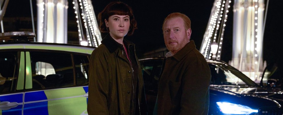 Layla Walsh (Vanessa Emme) und Max Arnold (Adrian Scarborough) müssen wieder harte Nüsse knacken – Bild: ZDF/Natalie Seery/BBC Studios/Acorn Media Enterprises
