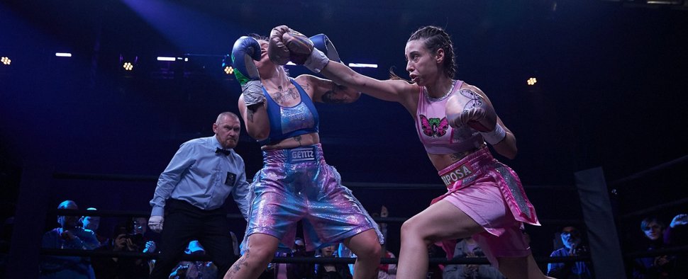 „Lea – The Fighter“: Lea (Madeleine Martin, r.) knockt ihre Gegnerin Gentz (Ellen Karlsson, l.) aus. – Bild: ZDF/Dynamic