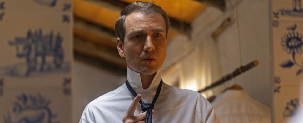 Leander Lost (Jan Krauter) fühlt sich in Fuseta wohl – Bild: ARD Degeto Film/307 Production GmbH/João Guimarães