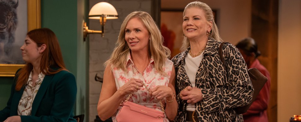 Leanne Morgan (l.) und Kristen Johnston in der zweiten Staffel von „Leanne“ – Bild: Netflix/Patrick Mcelhenney