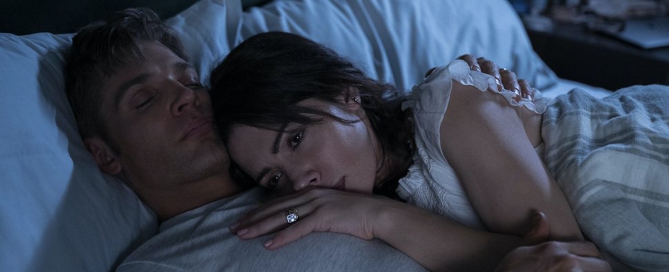 Lebensängste im Ehebett: Schlaflose Billie (Sarah Shahi) mit Gatte Cooper (Mike Vogel) in „Sex/​Life“ – Bild: Netflix