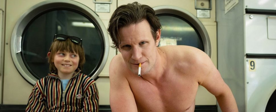 Lebt in den Tag: Bunny Munro (Matt Smith, r. ) mit seinm Sohn, Bunny Junior (Rafael Mathé) – Bild: Sky UK