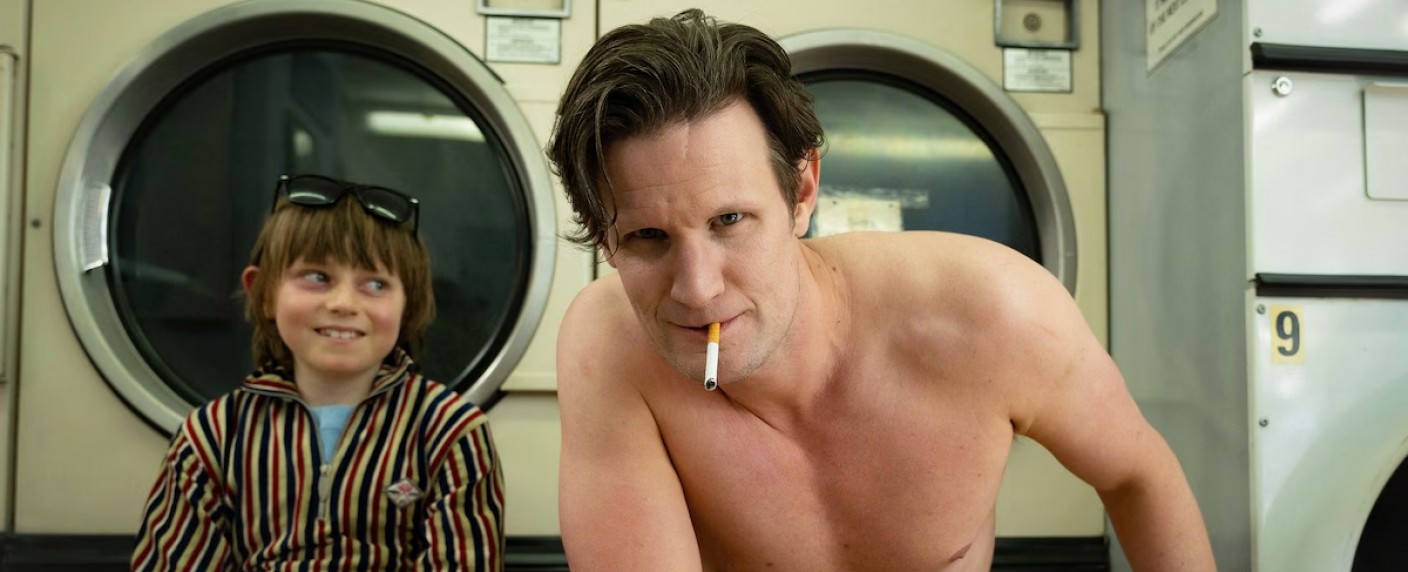 [UPDATE] Matt Smith („Doctor Who“) in tragikomischem Trailer zur Romanadaption „The Death of Bunny Munro“ – Windiger Vater am Rande des Zusammenbruchs auf Roadtrip mit seinem jungen Sohn – Bild: Sky UK