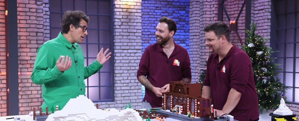 „LEGO Masters – Winterchampion“: (v. l.) Moderator Daniel Hartwich mit den Kandidaten Alex und Gary – Bild: RTL/Frank Hempel