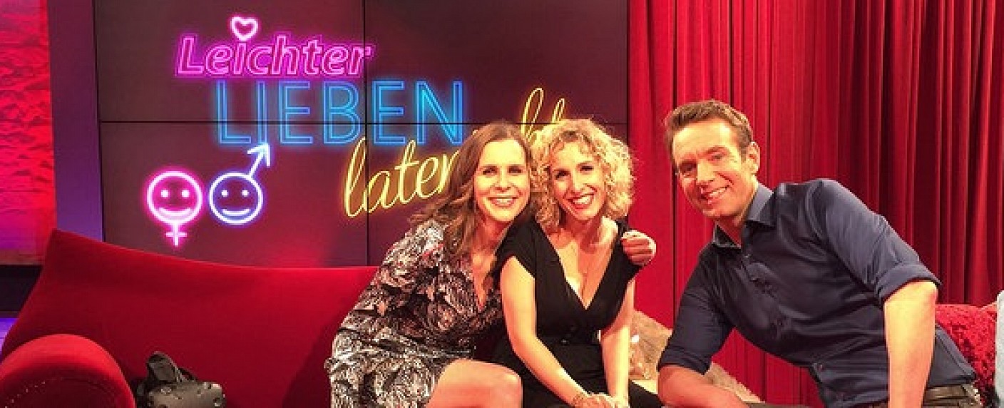 „Leichter lieben-Late-Night“: MDR testet Erotikshow um Mitternacht – Erotisches zur Nacht mit Peter Imhof und Dr. Carla Thiele – Bild: MDR/​Annie Reischmann