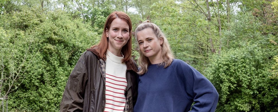 Lena Dörrie (l.) und Caroline Hanke sind die „Mordsschwestern“ – Bild: ZDF/Marion von der Mehden