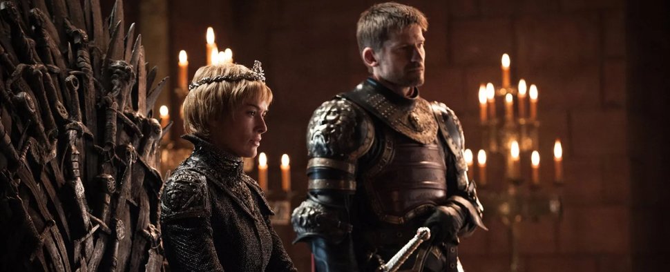 Lena Headey (hier mit Nikolaj Coster-Waldau in „Game of Thrones“) landet im „Wednesday“-Universum – Bild: HBO/Helen Sloan