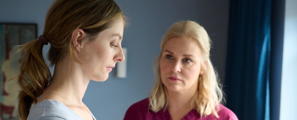 „Lena Lorenz“: Hebamme Lena Lorenz (Judith Hoersch, r.) betreut die schwangere Vivien Ofrazek (Paula Kroh, l.) – Bild: ZDF/Walter Wehner