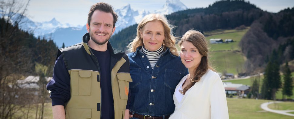 „Lena Lorenz“: Drehstart zur 13. Staffel mit Judith Hoersch (M.) sowie in Gastrollen Tommy Schwimmer und Lara Mandoki – Bild: ZDF/Walter Wehner