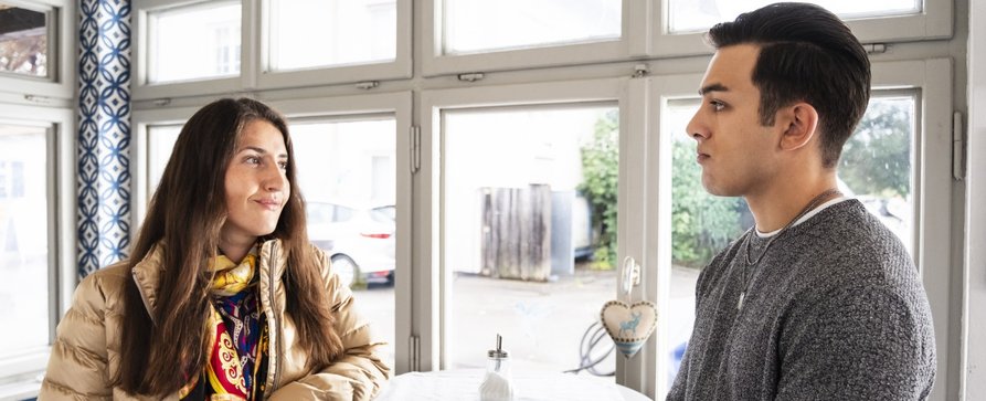 Neue Hauptrolle bei „Dahoam is Dahoam“: Leons Mutter taucht auf – Gonca de Haas steigt bei BR-Vorabendserie ein – Bild: BR/Lena Semmelroggen Neue Hauptrolle bei „Dahoam is Dahoam“: Leons Mutter taucht auf – Gonca de Haas steigt bei BR-Vorabendserie ein – Bild: BR/Lena Semmelroggen