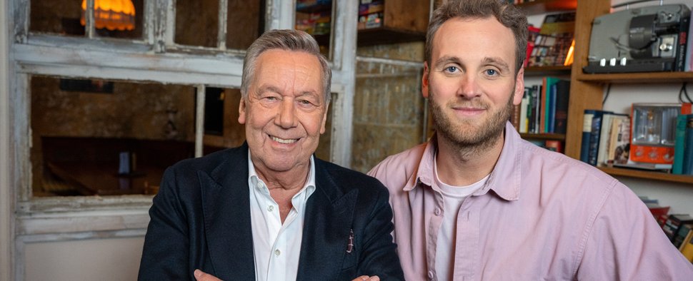 Leon Windscheid (r.) trifft Schlager-Ikone Roland Kaiser – Bild: ZDF/Marius Fuchtmann