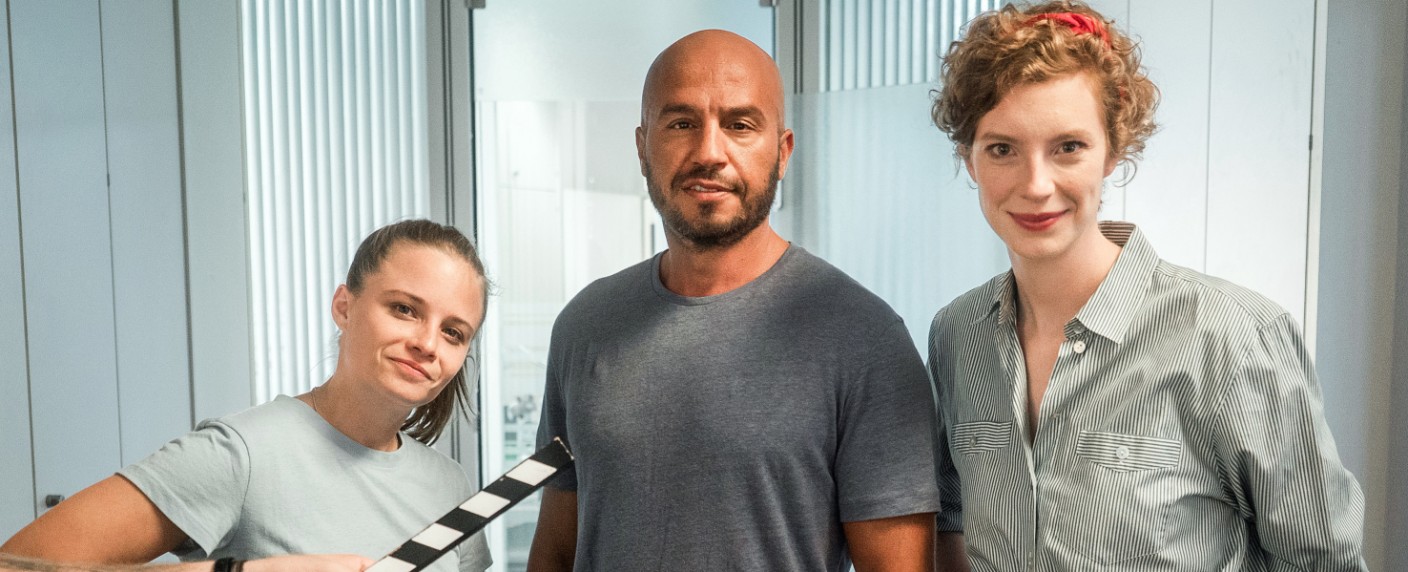 „How to Tatort“: Mockumentary mit TV-Premiere kurz vor Weihnachten – Was braucht man, um am „Tatort“ ermitteln zu dürfen? – Bild: Radio Bremen/​bildundtonfabrik-Daniel Milz