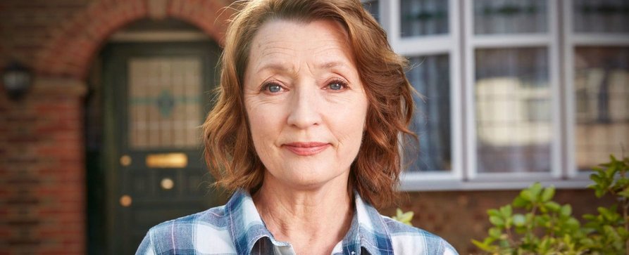 Lesley Manville („The Crown“) in neuer Amazon-Komödie mit „Ted Lasso“-Star – „Escorted“ mit Brett Goldstein für Prime Video in Arbeit – Bild: BBC two Lesley Manville („The Crown“) in neuer Amazon-Komödie mit „Ted Lasso“-Star – „Escorted“ mit Brett Goldstein für Prime Video in Arbeit – Bild: BBC two