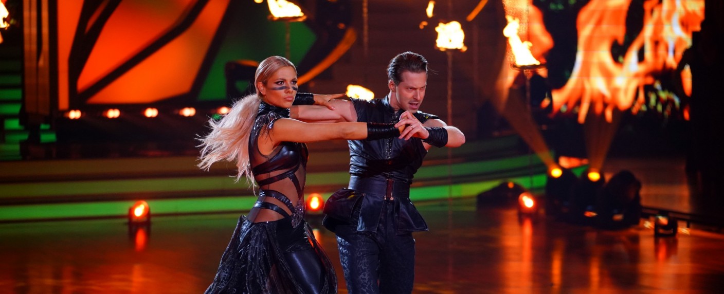 Quoten: Starkes „Let’s Dance“-Halbfinale macht ZDF-Krimis Konkurrenz – Sat.1-Clipshow und „Magnum P.I.“ gehen baden – Bild: TVNOW/​Stefan Gregorowius
