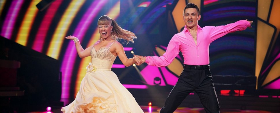 Holten beim „Let’s Dance“-Viertelfinale zweimal die Höchstpunktzahl von 30 Punkten: Julia Beautx und Zsolt Sándor Cseke – Bild: RTL/Stefan Gregorowius