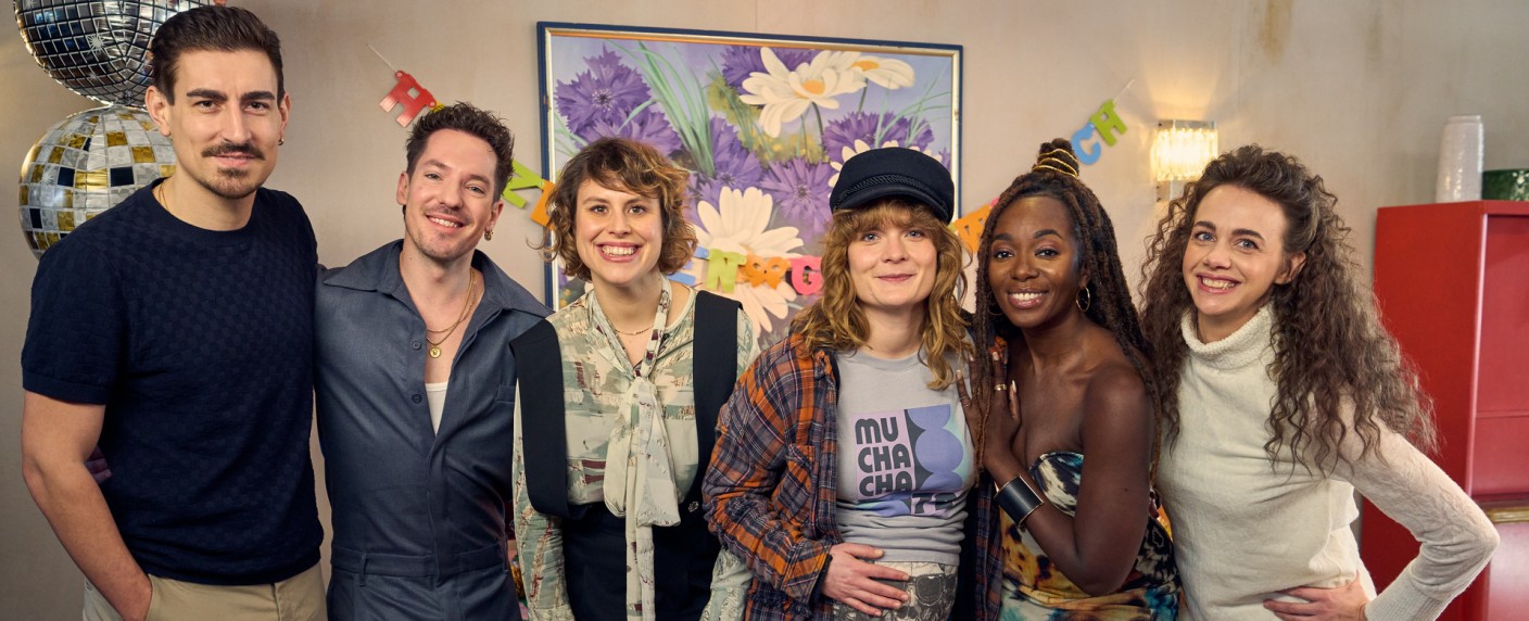 „Let’s share, Baby“: Neue ZDFneo-Comedyserie angekündigt – Über alternative Familienmodelle und Co-Parenting – Bild: ZDF/​Frank Dicks