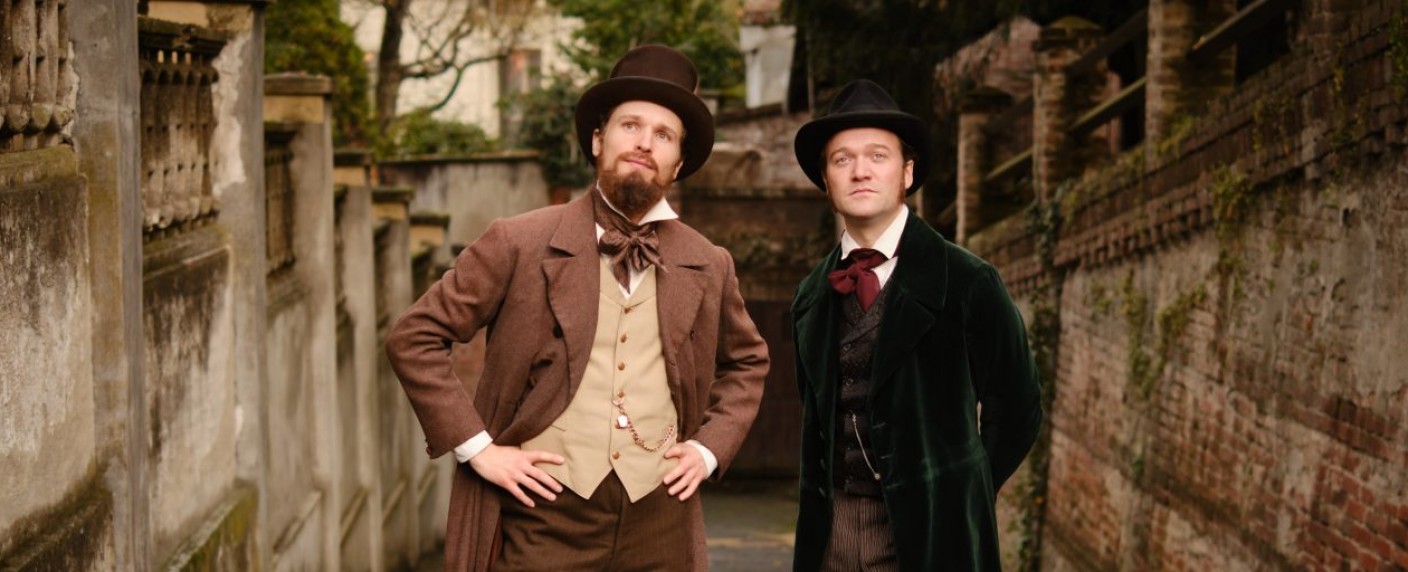 Quoten: „Levi Strauss“ schlägt sich gut gegen ZDF-Krimis, Darts-WM triumphiert bei Jüngeren – Promi-Special von „Ninja Warrior“ und „Die besten Comedians Deutschlands“ wacker gegen starke Konkurrenz – Bild: ARD Degeto Film/​Lieblingsfilm Produkion GmbH/​Oliver Oppitz