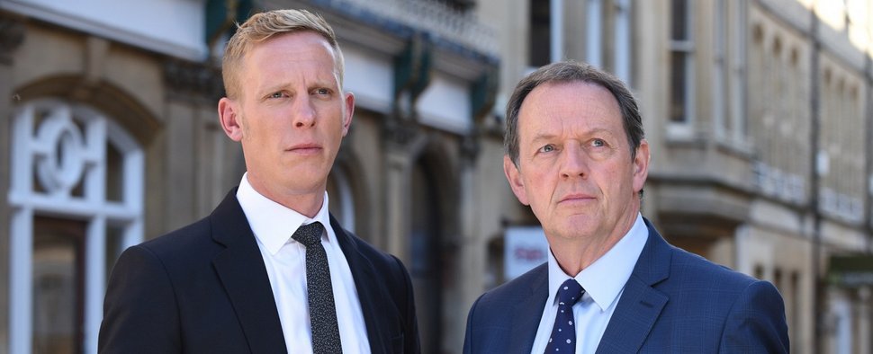 „Lewis – Der Oxford Krimi“: DI James Hathaway (Laurence Fox, l) und DI Robert Lewis (Kevin Whately, r.) – Bild: ZDF/Robert Day