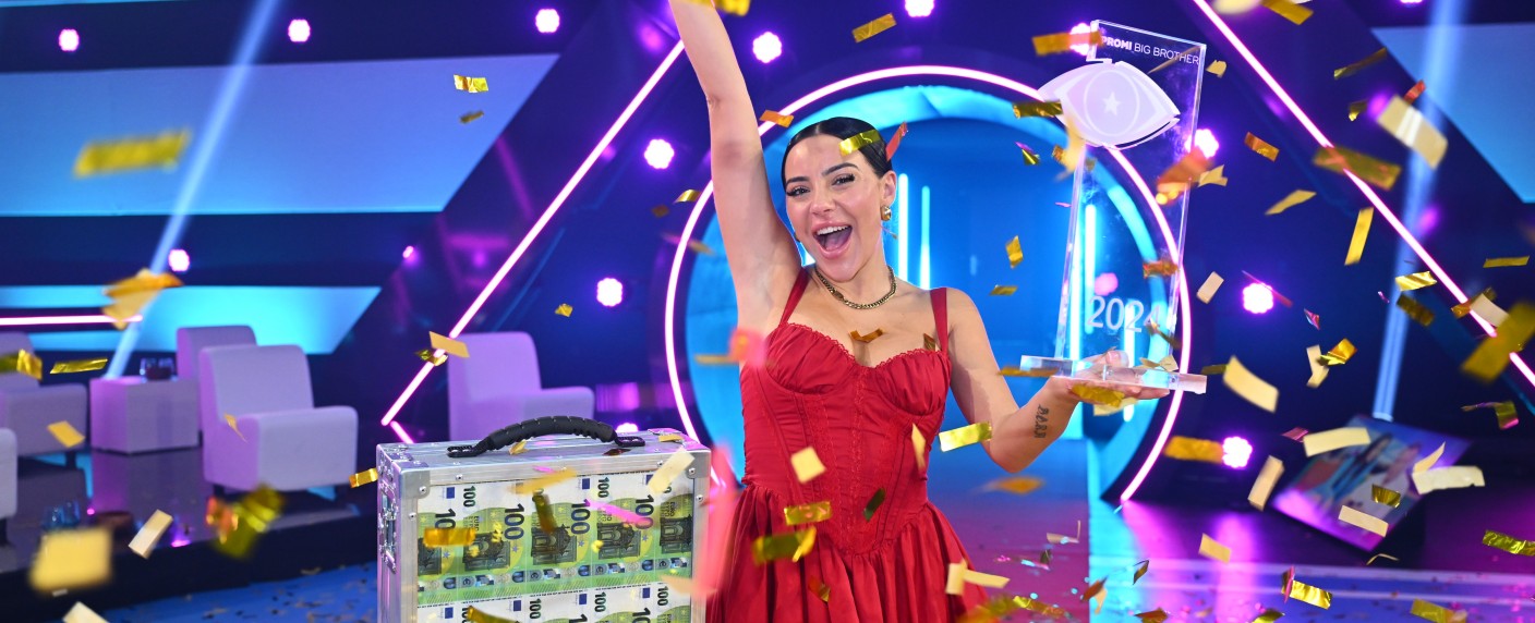 Quoten: Gutes „Promi Big Brother“-Finale muss sich „Bauer sucht Frau“ geschlagen geben – Jenkes Drogen-Experiment verfängt, „Unter anderen Umständen“ insgesamt weit vorn – Bild: Joyn/​Willi Weber