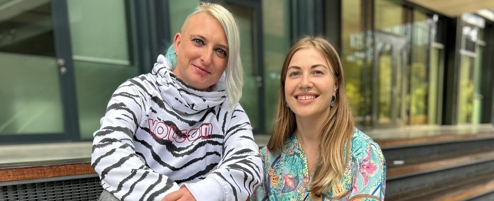 Lia Zebra (l.) und Larissa Dold hatten die Idee zu „Schwanzlos“ – Bild: RTL/Vanessa Kloth