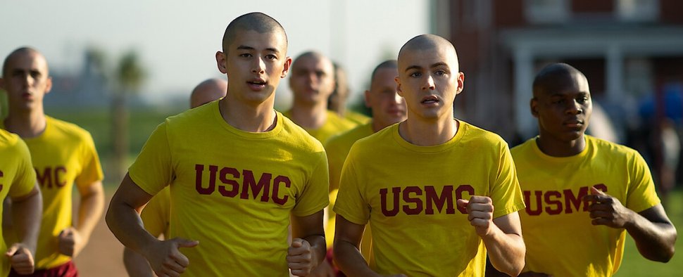 Liam Oh (Mitte links) und Miles Heizer (Mitte rechts) in „Boots“ – Bild: Netflix/Alfonso "Pompo” Bresciani