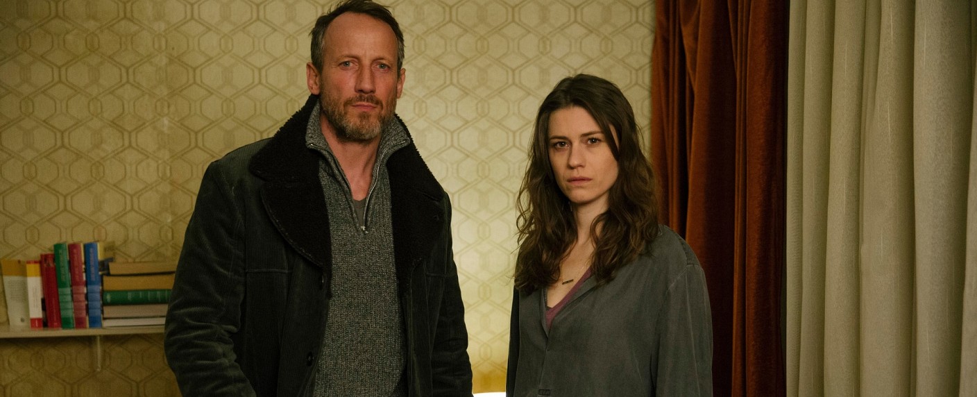 ZDF findet Sendeplatz für Thriller-Miniserie mit Wotan Wilke Möhring – Lars Eidinger als Whistleblower in „West of Liberty“ – Bild: Frédéric Batier/​ZDF