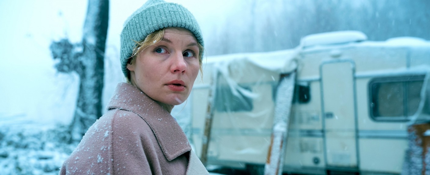 „Wäldern“: Das Grauen lauert hinter Wipperfürth – Review – Auftakt zur neuen ARD-Mysteryreihe überzeugt visuell mehr als erzählerisch – Bild: Das Erste