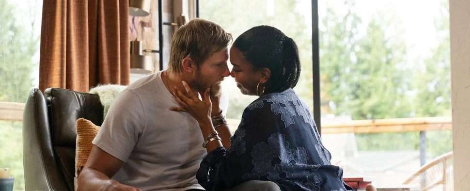 Liebe in Zeiten des Weltuntergangs: Ish (Alexander Ludwig, l.) und Emma (Jessica Frances Dukes) in „Earth Abides“ – Bild: Amazon MGM Studios Distribution