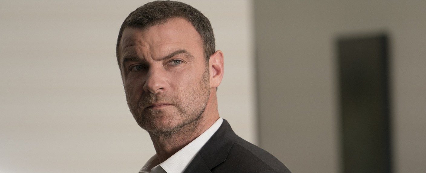 „Ray Donovan“-Darsteller Liev Schreiber in Anne-Frank-Miniserie von Disney+ – Bel Powley („The Morning Show“) und Joe Cole („Peaky Blinders“) in „A Small Light“ dabei – Bild: ZDF/​Michael Desmond