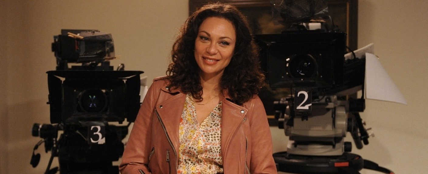 Lilly Becker besucht „Dahoam is Dahoam“ – Prominenter Besuch in BR-Vorabendserie – Bild: BR/​Marco O. Pichler