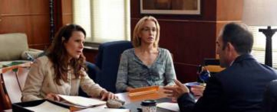 Lily Taylor (l., mit Felicity Huffman) in Staffel 1 von „American Crime“ – Bild: ABC Studios