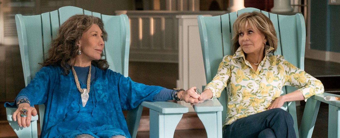 „Grace and Frankie“: Netflix bestellt sechste Staffel – Trailer für Miniserie „Black Earth Rising“ mit John Goodman – Bild: Ali Goldstein /​ Netflix
