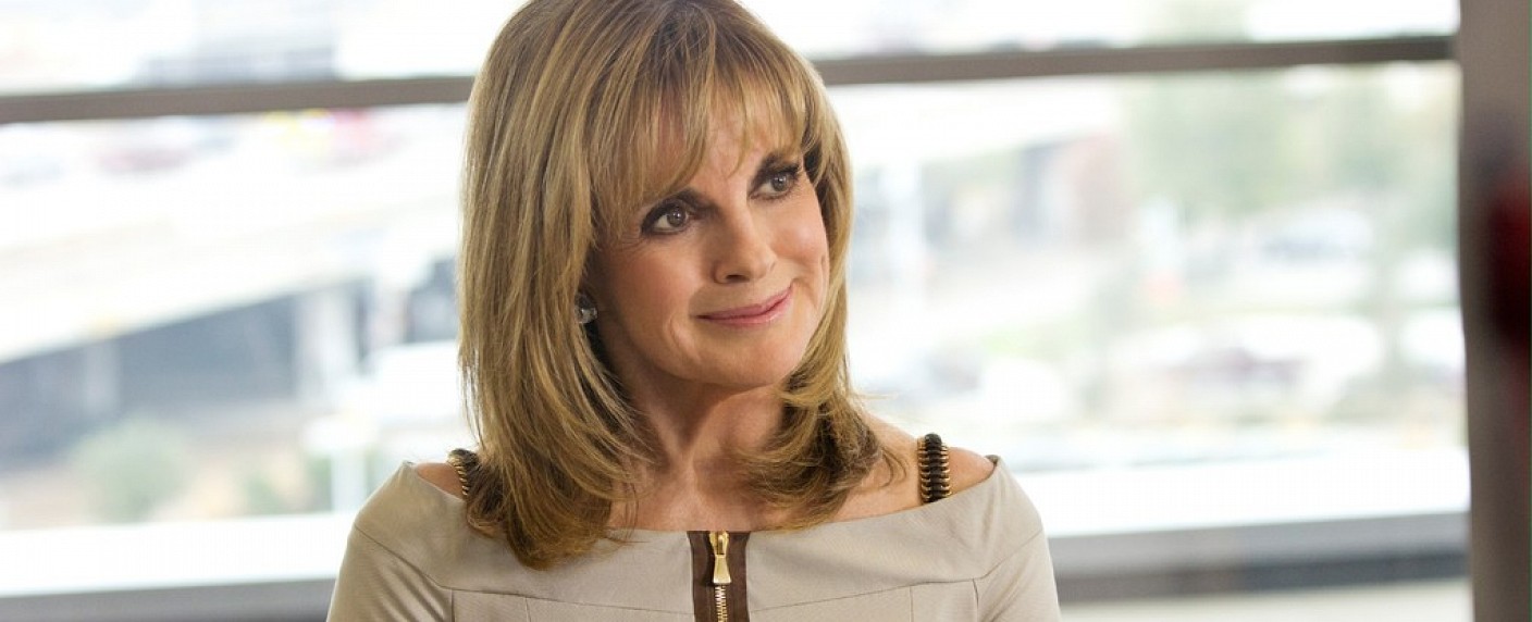 „Dallas“-Star Linda Gray gibt sich in „Significant Mother“ die Ehre – Resolute Südstaaten-Mutter versetzt die Mitbewohner in Panik – Bild: TNT