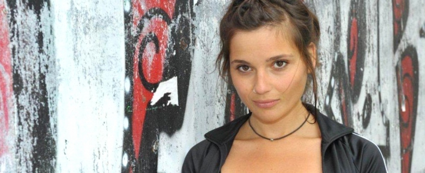 Neuzugang bei „Gute Zeiten, schlechte Zeiten“ – Linda Marlen Runge spielt die „roughe“ Anni – Bild: RTL/​Rolf Baumgartner