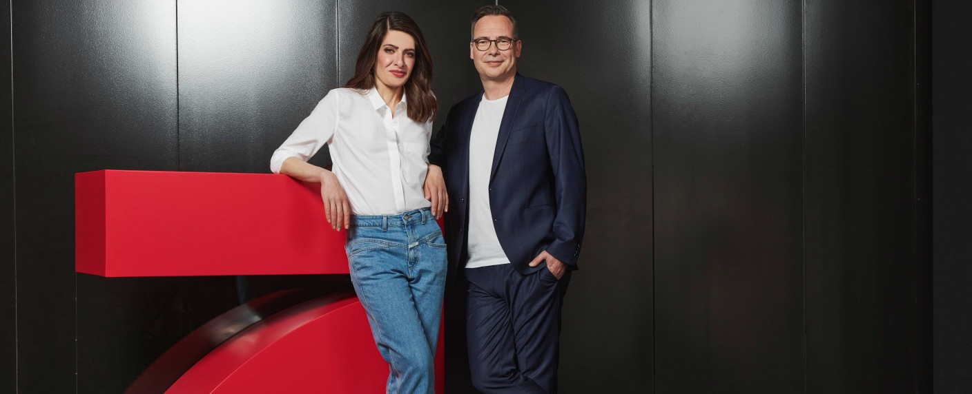 Quoten: „Zervakis & Opdenhövel. Live.“ bei ProSieben mit ernüchterndem Auftakt – Junge Zuschauer interessieren sich mehr für „Die Höhle der Löwen“ und „Vierkampf“ – Bild: ProSieben/​Michael de Boer