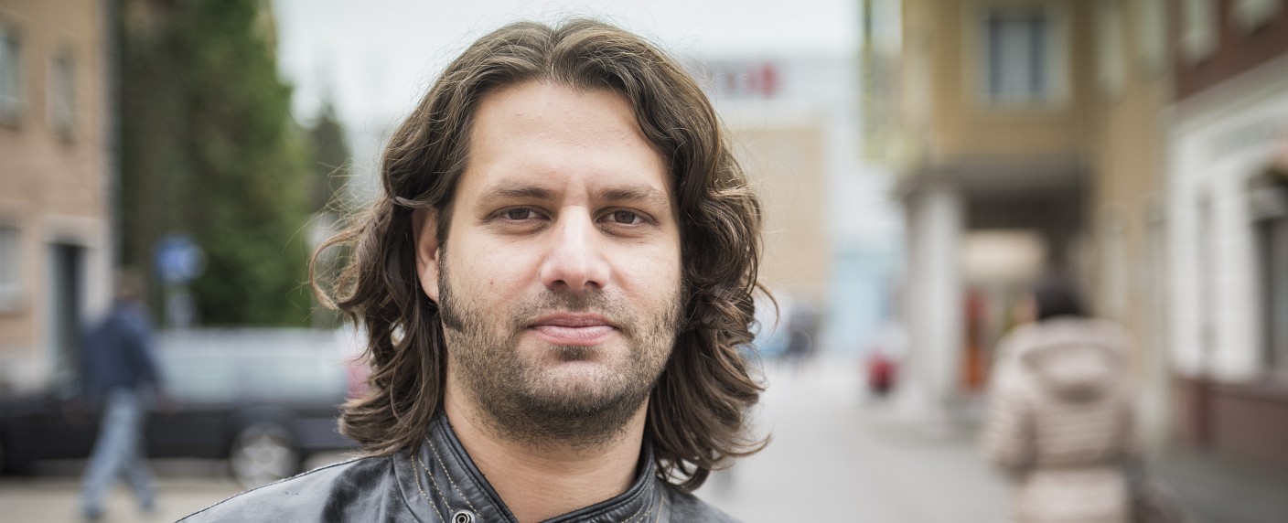 Ein neuer Grieche in der „Lindenstraße“ – Adam Bousdoukos bringt düsteres Geheimnis mit – Bild: obs/​Geißendörfer Film- und Fernsehproduktion KG/​WDR/​Steven Mahner