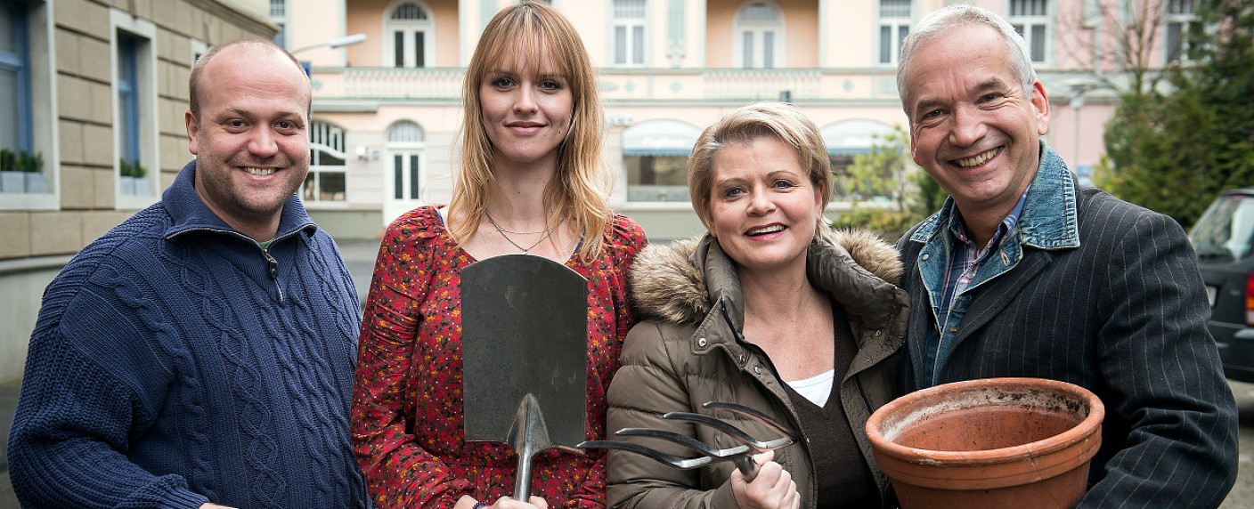 „Lindenstraßen“-Stars pflanzen Jubiläumslinden – ARD-Vorabendserie feiert 30. Geburtstag – Bild: WDR/​Steven Mahner
