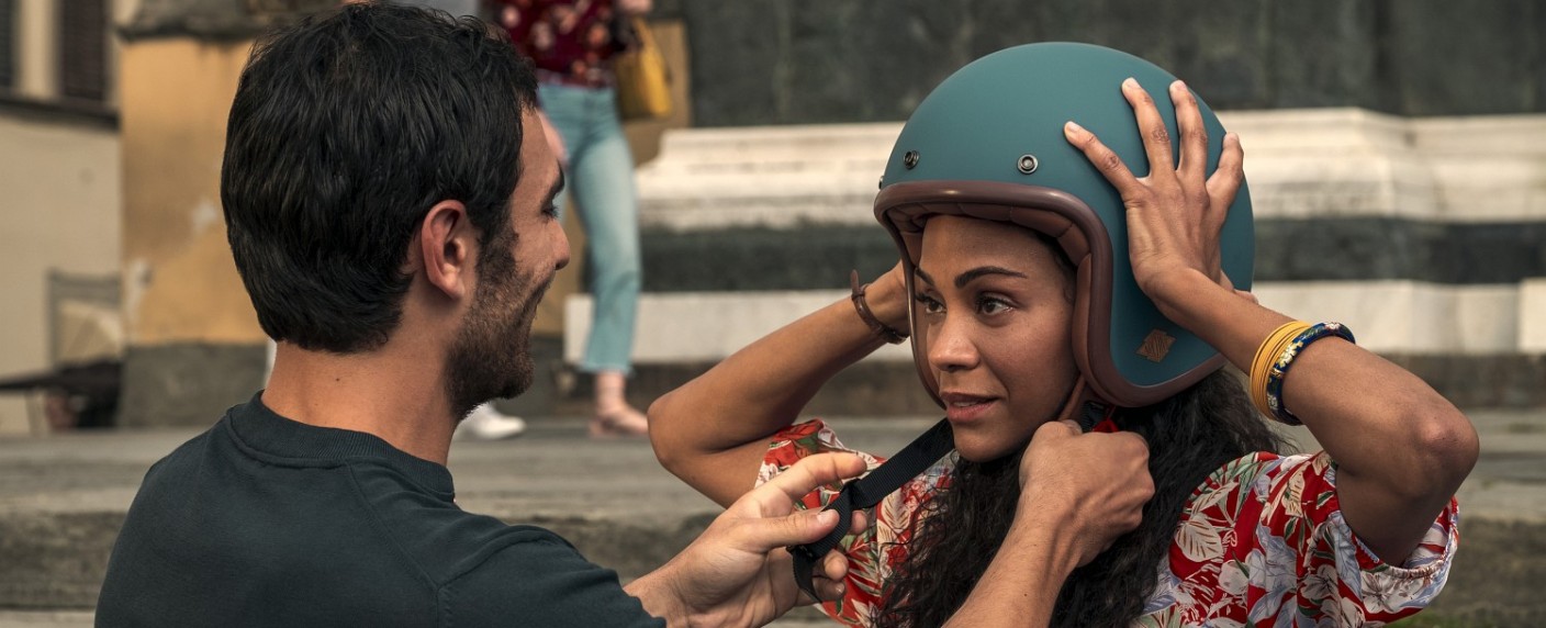 „From Scratch“: Romantische Miniserie mit Zoe Saldana erhält Termin und Trailer bei Netflix – Lebensgeschichte von Schauspielerin Tembi Locke („Eureka“) wird verfilmt – Bild: Stefano Montesi/​Netflix