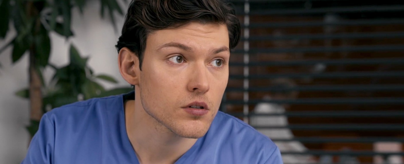 „In aller Freundschaft – Die jungen Ärzte“: Interview mit Lion Wasczyk zum Ende der Sommerpause – Über Florians Ambitionen, die Beziehung zu Rebecca und wie es war, vom Serienarzt zum Patienten zu werden – Bild: Das Erste