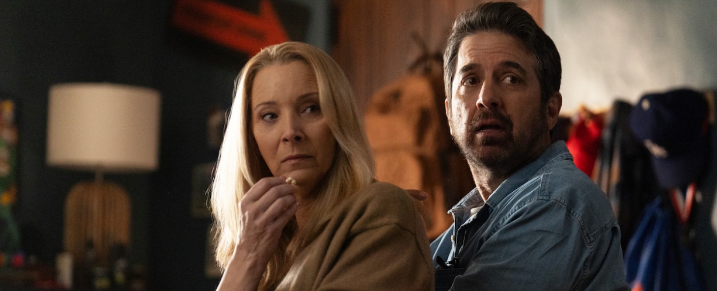 [UPDATE] „No Good Deed“: An diesem Tag startet die Netflix-Serie mit „Friends“-Star Lisa Kudrow – Gemeinsam mit Ray Romano („Alle lieben Raymond“) in „No Good Deed“ – Bild: Netflix