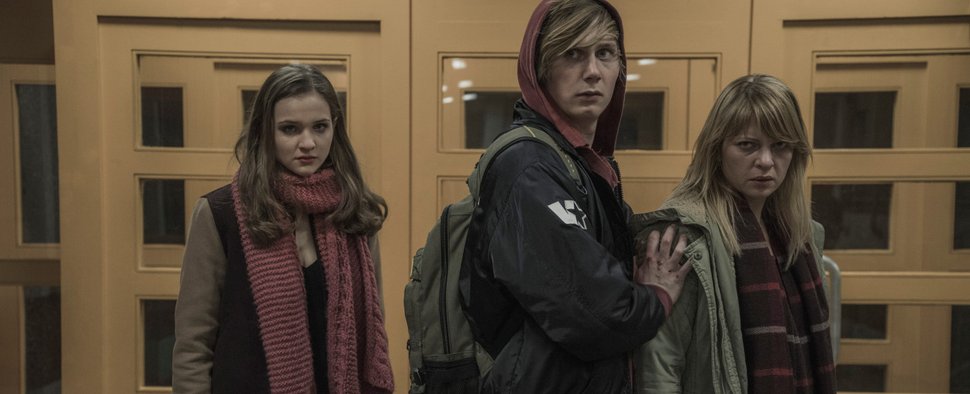 Lisa Vicari (links, hier mit Moritz Jahn und Jordis Triebel in „Dark“) erkundet bald die Welt von „Struwwelpeter“ – Bild: Netflix/Stefan Erhard