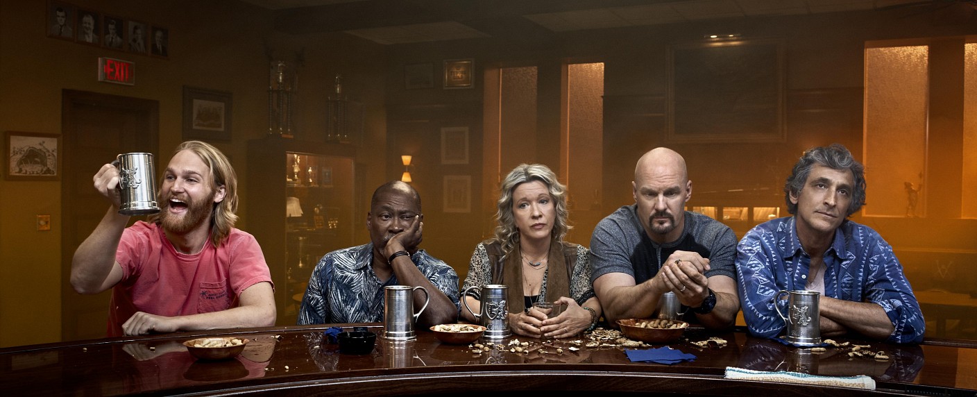 „Lodge 49“: Von der Suche nach Gemeinschaft und der Sehnsucht nach Heimat – Review – Serie über ungewöhnliche Antihelden kommt zu Prime Video – Bild: James Minchin III/​AMC