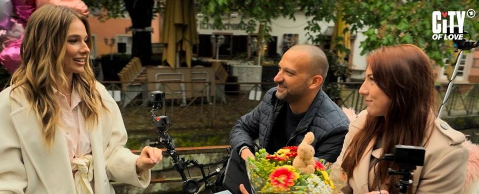 Lola Weippert (l.) will Singles in „City of Love“ verkuppeln. – Bild: hr/SWR