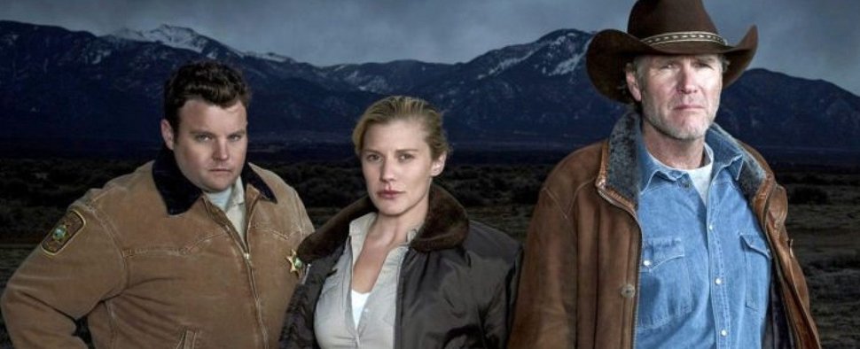 „Longmire“: The Ferg (Adam Bartley), Deputy Victoria ‚Vic‘ Moretti (Katee Sackhoff) und Sheriff Walt Longmire (Robert Taylor) – Bild: Netflix