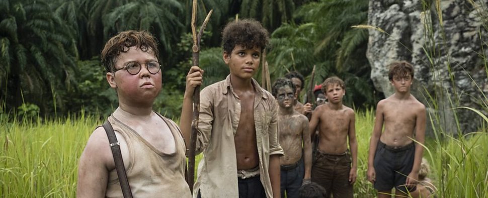 „Lord of the Flies“ mit (v. l.) Piggy (David McKenna), Ralph (Winston Sawyers), mehreren Nebendarstellern und Simon (Ike Talbut) – Bild: BBC