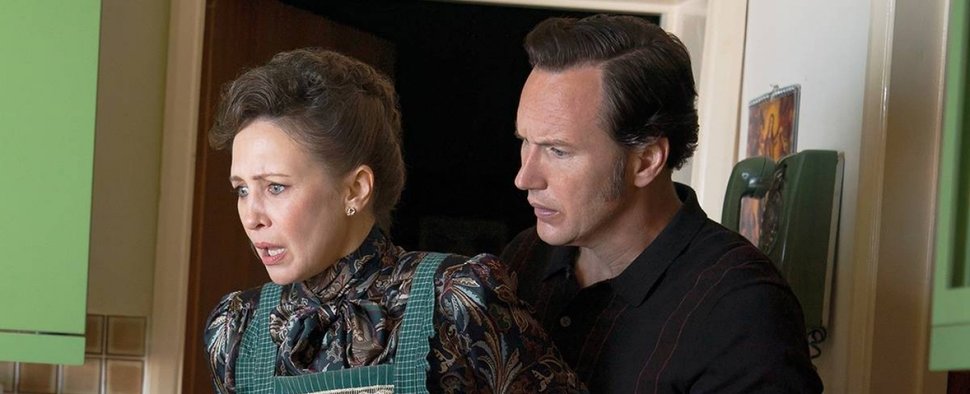 Lorraine (Vera Farmiga) und Ed Warren (Patrick Wilson) sind auch in „Conjuring 4: Das letzte Kapitel“ dem Paranormalen auf der Spur – Bild: Warner Bros. Entertainment Inc.