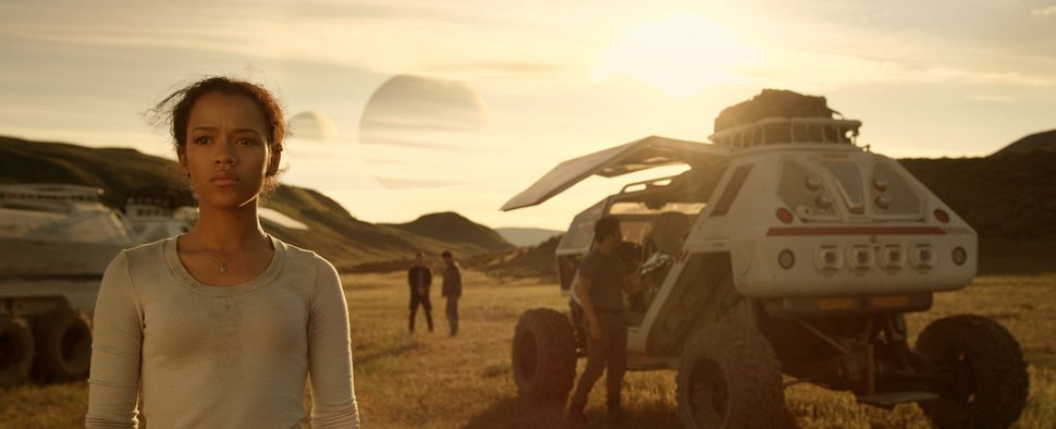 Judy Robinson (Taylor Russell) und im Hintergrund Don West (Ignacio Serricchio) in „Lost in Space“ – Bild: Netflix