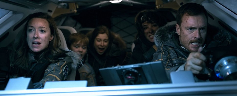„Lost in Space“: (v.l.) Molly Parker, Max Jenkins, Mina Sundwall, Parker Posey, Toby Stephens – Bild: Courtesy of Netflix